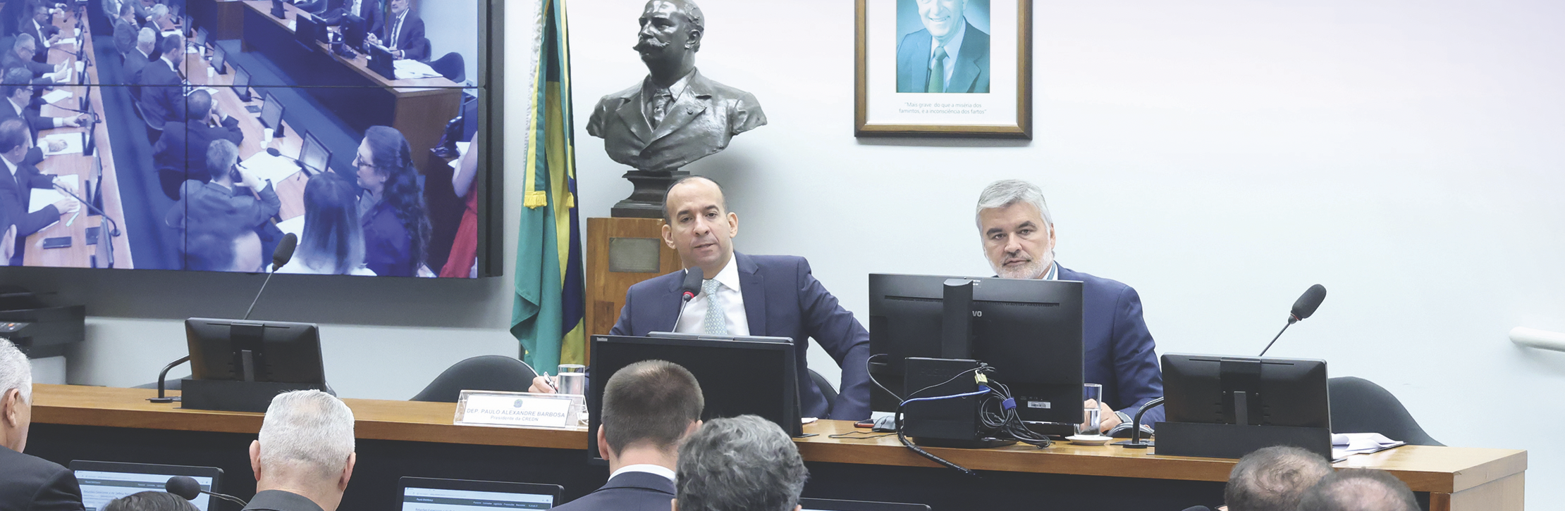 Paulo alexandre em uma comissão