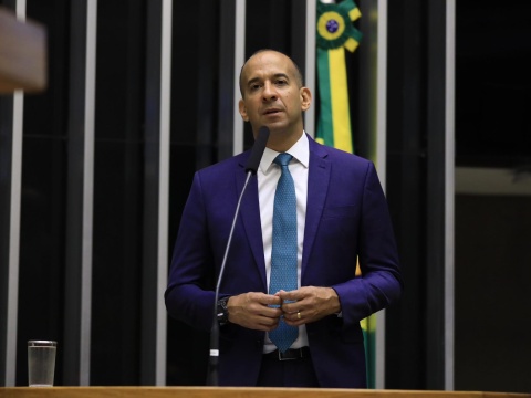 Paulo Alexandre apresenta Moção de Aplauso a bombeiro que resgatou adolescente do mar em Guarujá