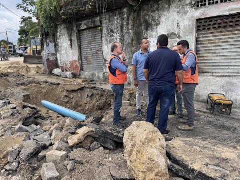 Rompimento de adutora no Morro São Bento, em Santos