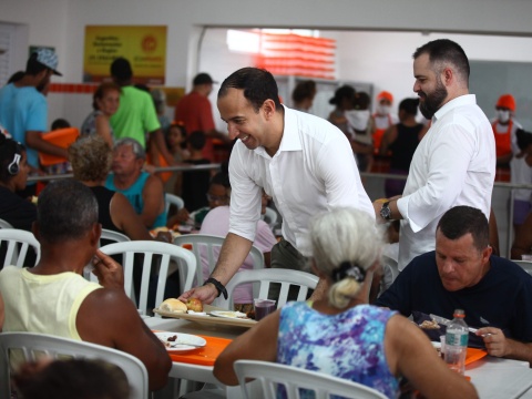 Restaurante de R$ 1 muda de endereço e altera regras de horário em Santos