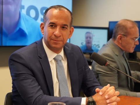 Paulo Alexandre dispara na liderança e Caio França domina disputa estadual na Baixada Santista, mostra pesquisa