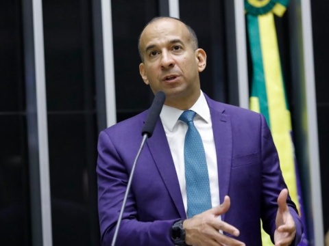 Paulo Alexandre é o único deputado da Baixada Santista a votar a favor da urgência do projeto que equipara misoginia ao racismo