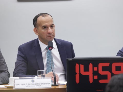 Paulo Alexandre cobra explicações sobre negativa de medicamento para tratamento de crianças com nanismo no SUS