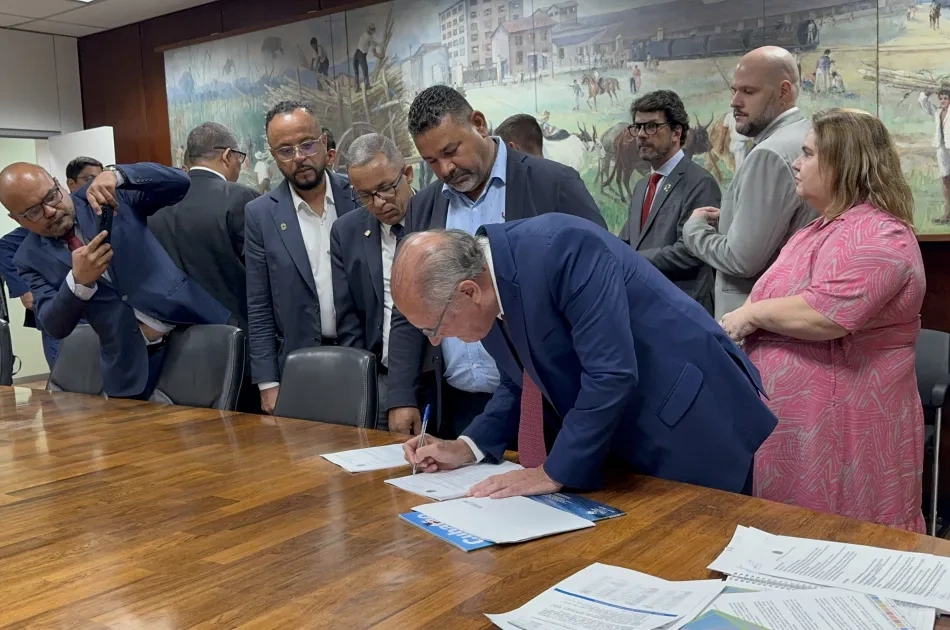 Alckmin anuncia R$ 2 bi para a indústria química; Cubatão é beneficiada