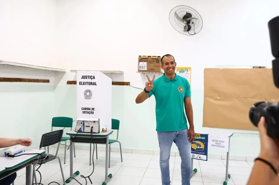 Eleições 2026: Paulo Alexandre vota em Santos e cita Túnel, VLT e terceira pista como prioridades